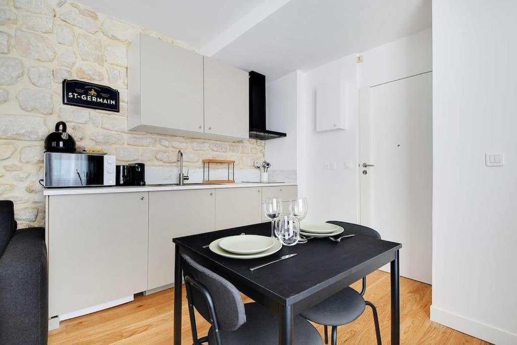 Charming In Le Marais Apartment Paris