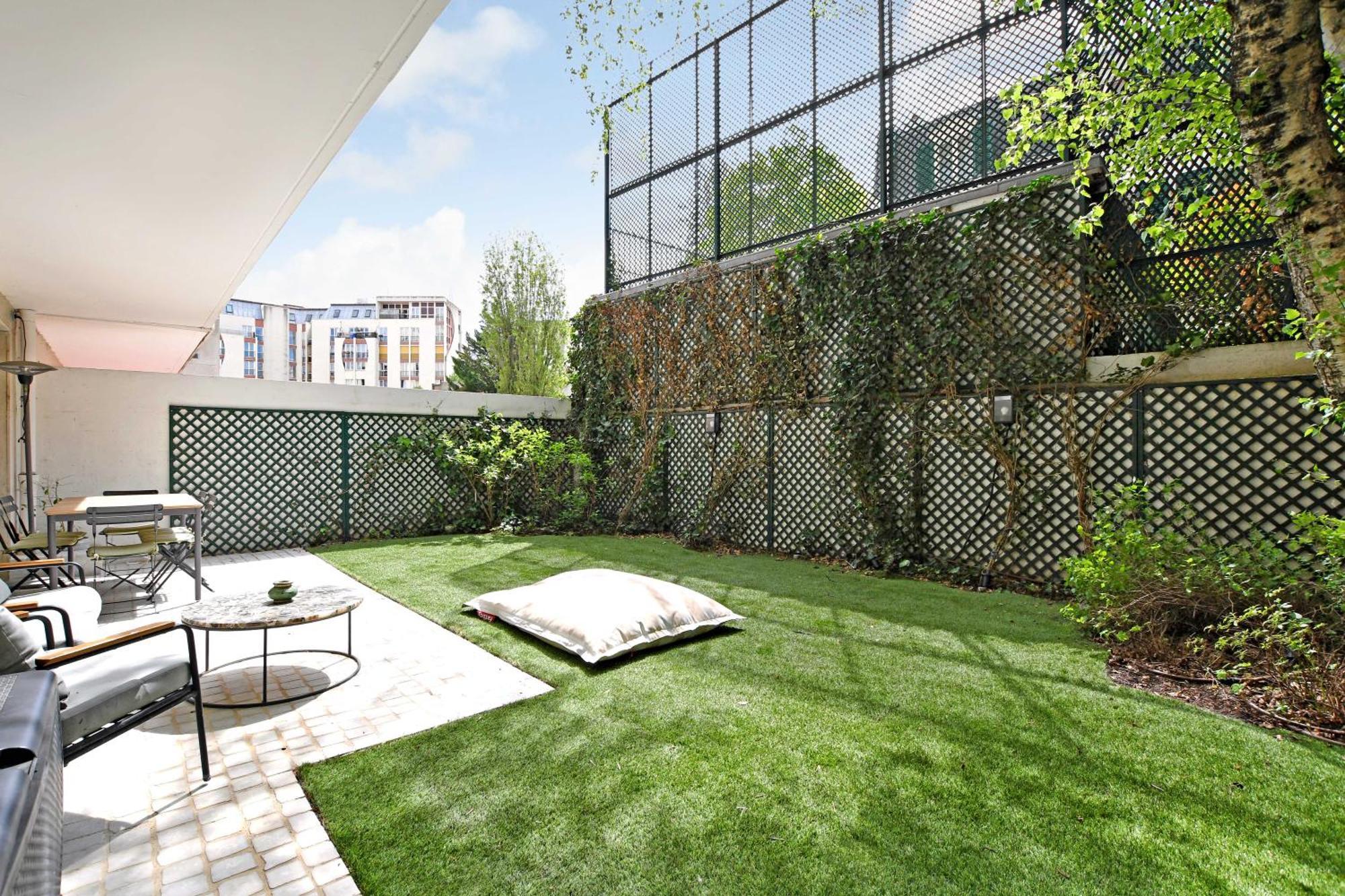 Passy - Eiffel Tower - Amazing 2br With Garden Apartment Paris