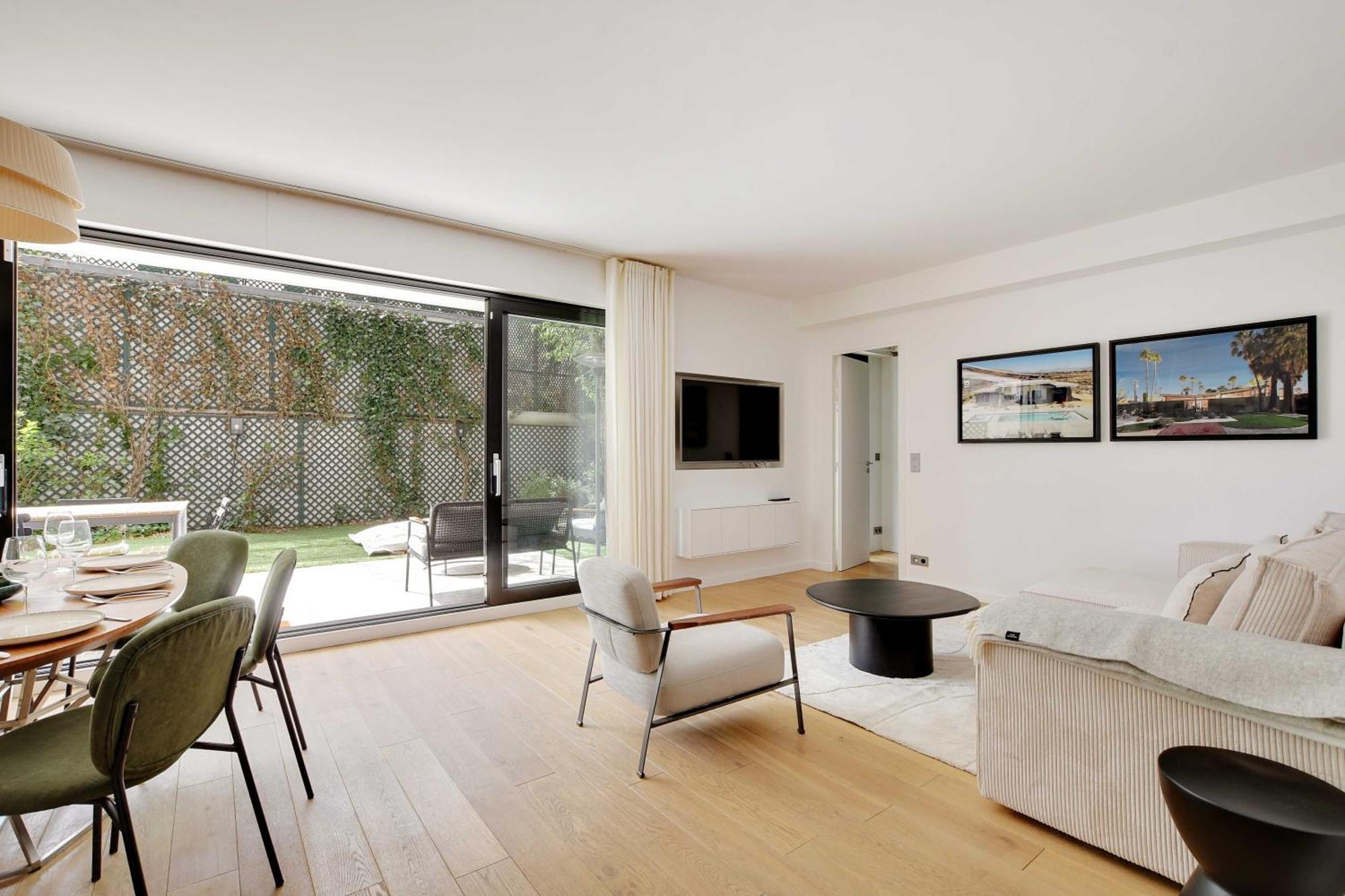 Passy - Eiffel Tower - Amazing 2br With Garden Apartment *