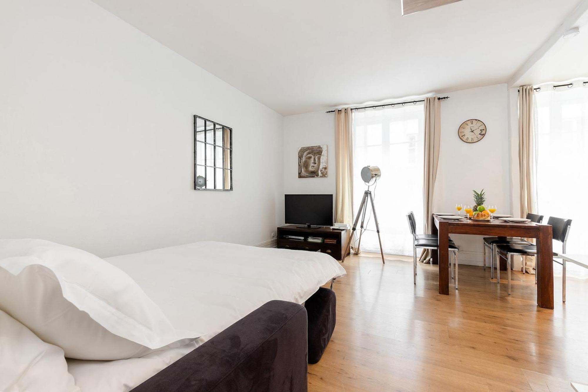Eiffel Tower & Champ De Mars - Cityapartmentstay * Paris