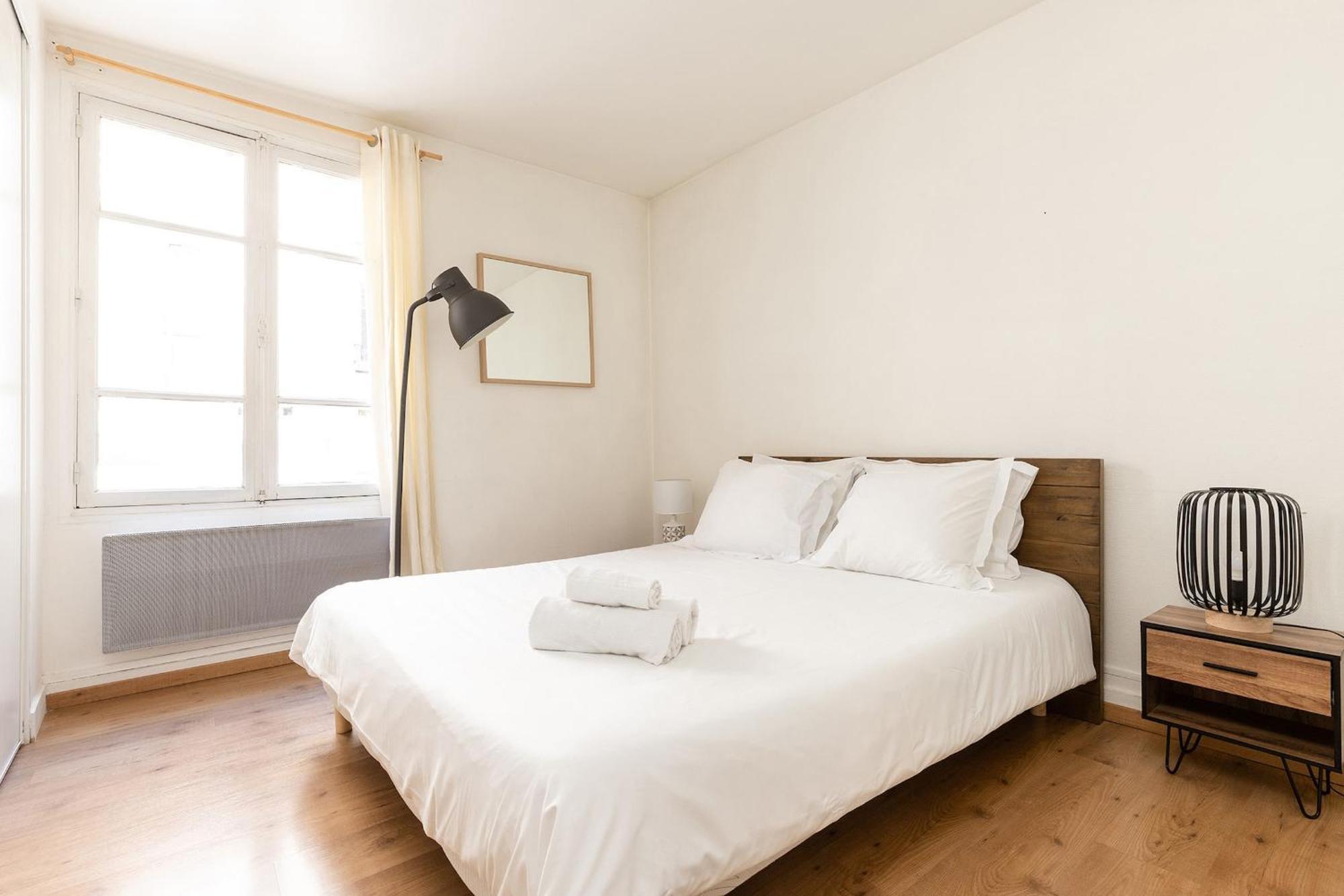 Eiffel Tower & Champ De Mars - Cityapartmentstay