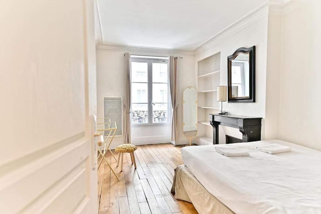 Apartment Chic #eiffeltower #champdemars -v *