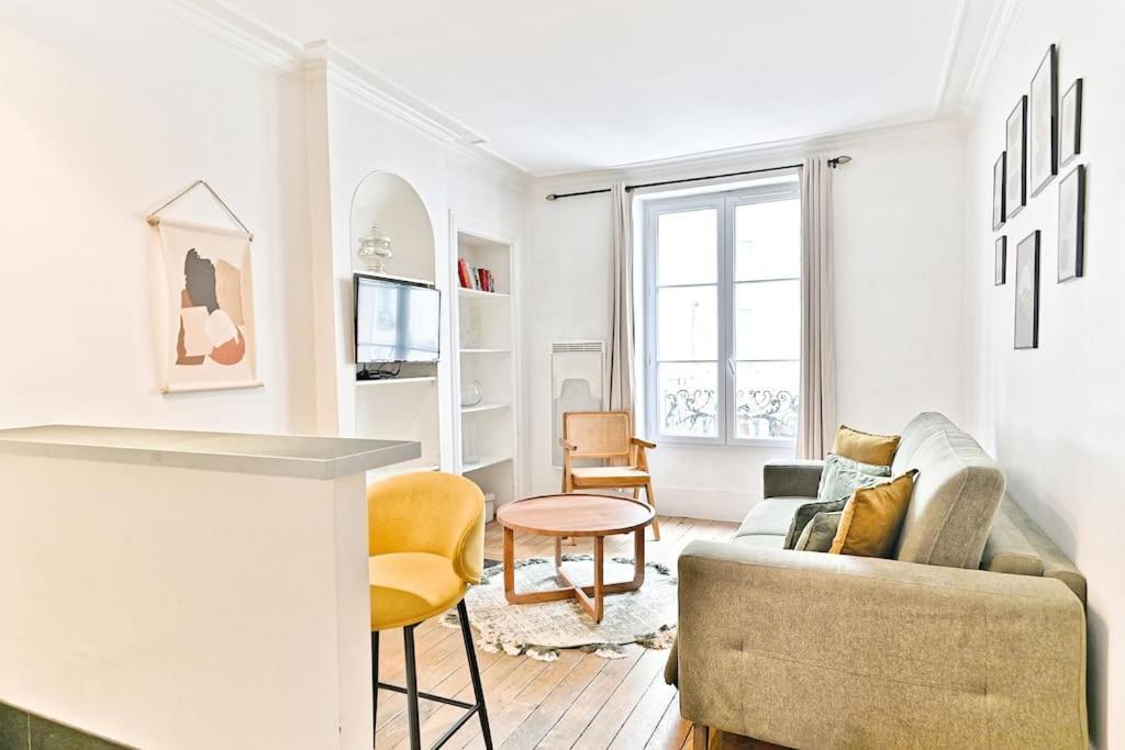 Apartment Chic #eiffeltower #champdemars -v