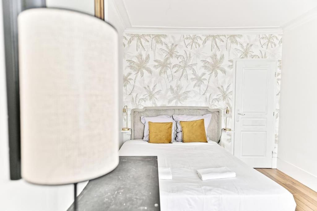 Apartment Chic #eiffeltower #champdemars -v *