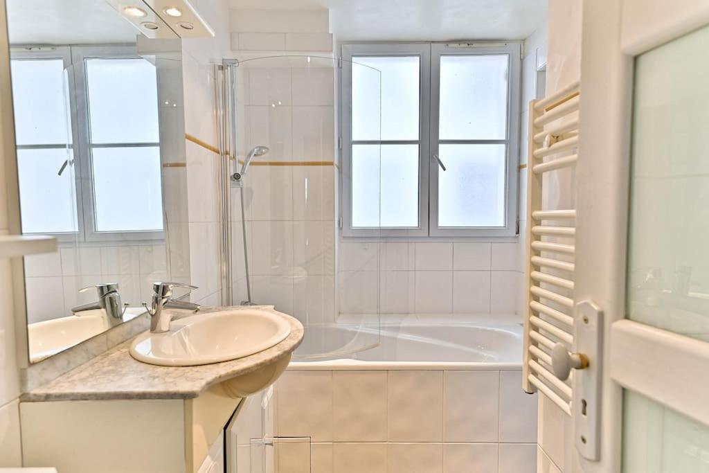 Chic #eiffeltower #champdemars -v Apartment *