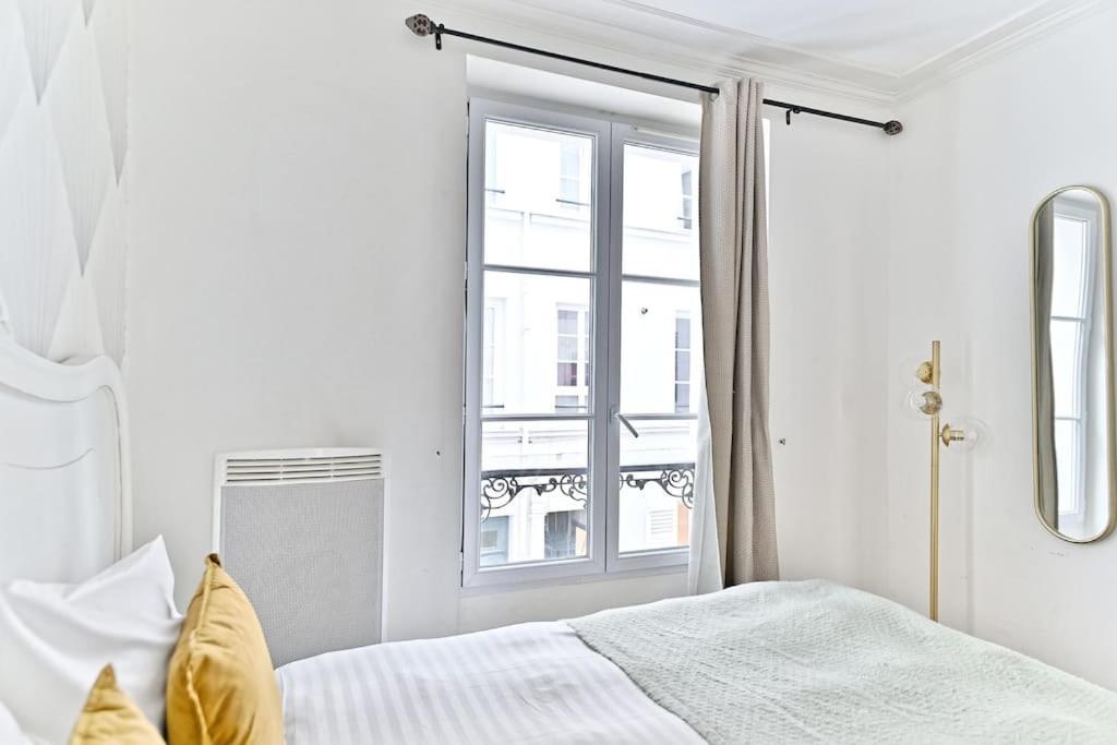 Apartment Chic #eiffeltower #champdemars -v *