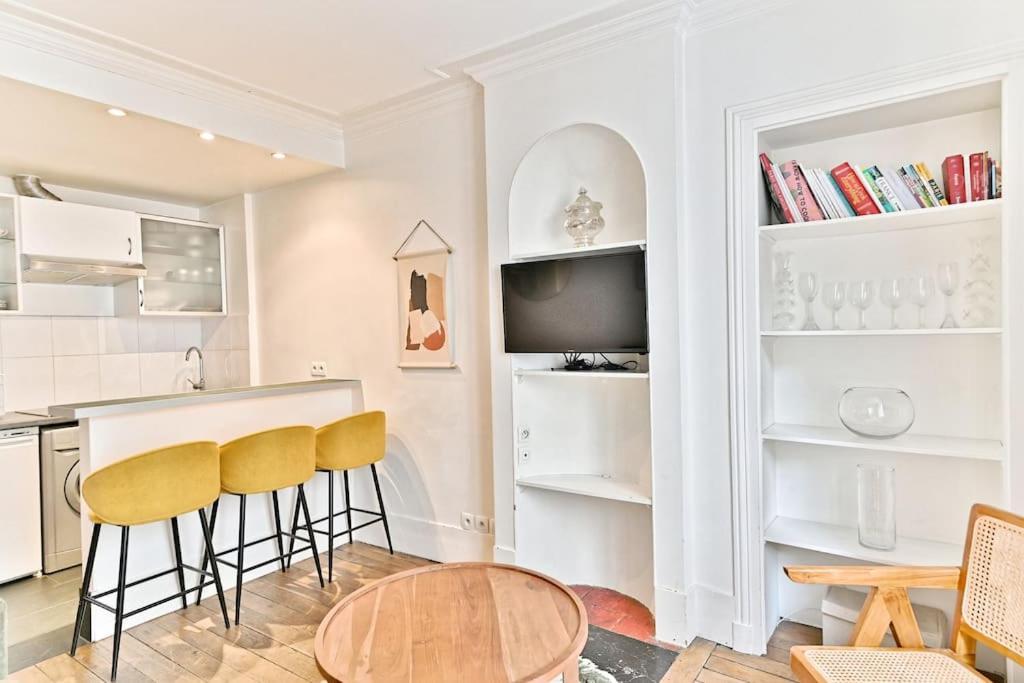 Chic #eiffeltower #champdemars -v Apartment