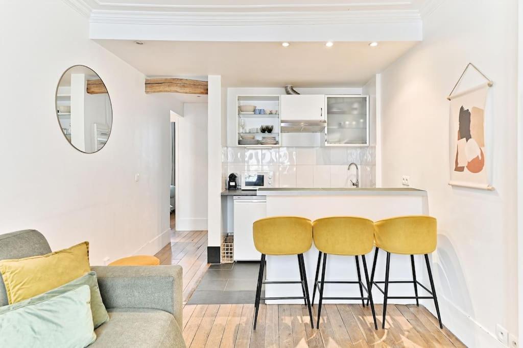 Apartment Chic #eiffeltower #champdemars -v Paris
