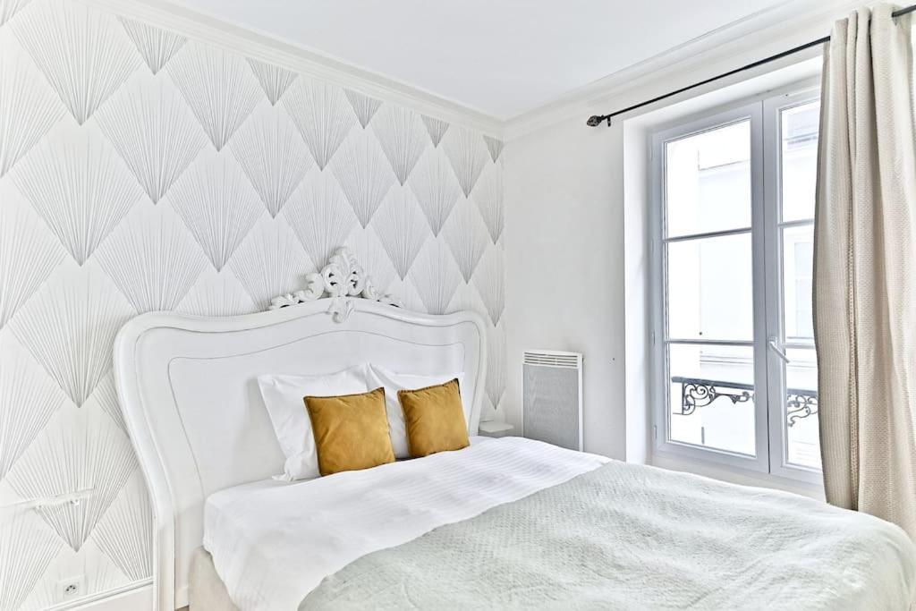 Apartment Chic #eiffeltower #champdemars -v *