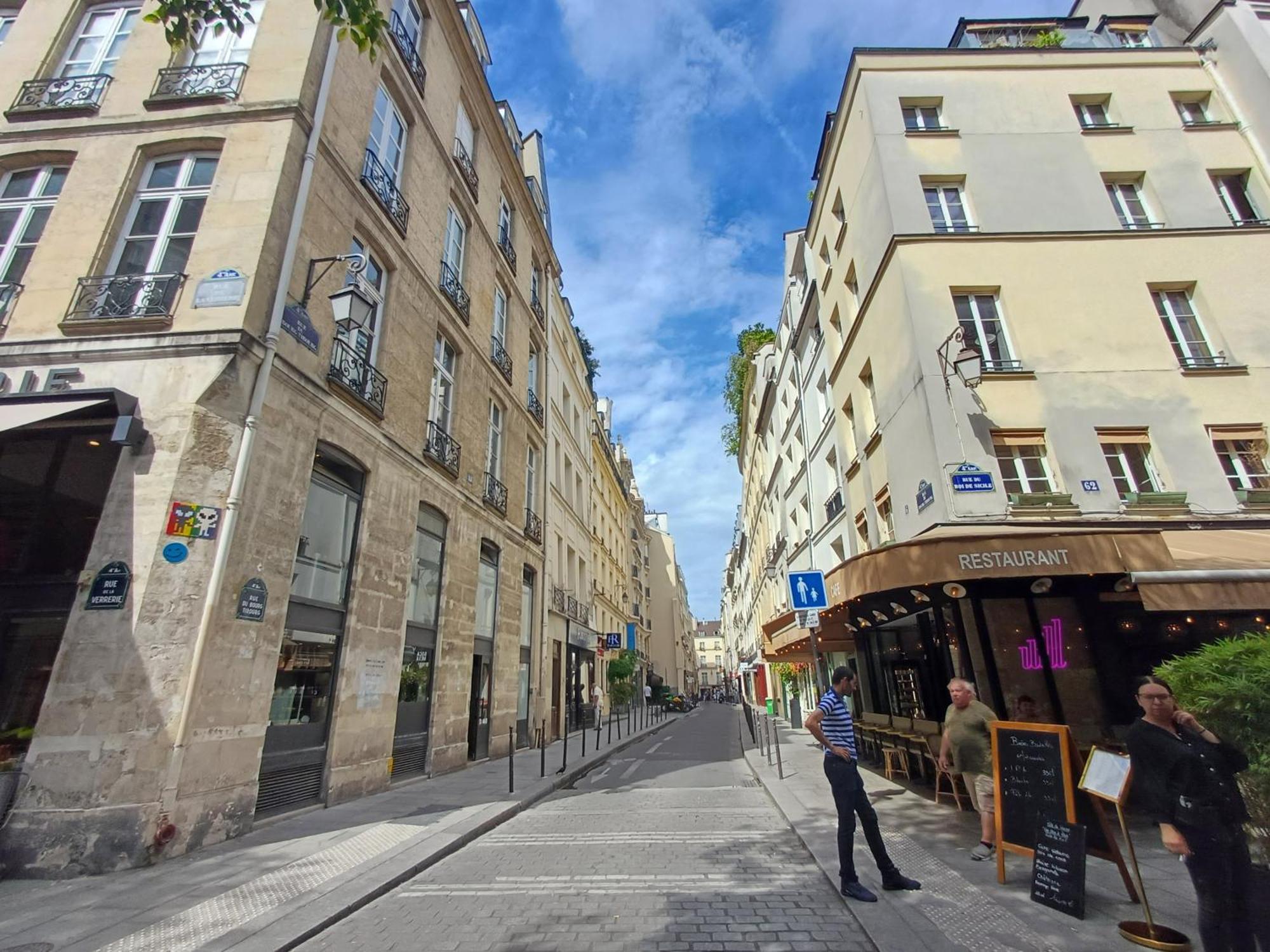 Happy - De Le Marais Apartment *
