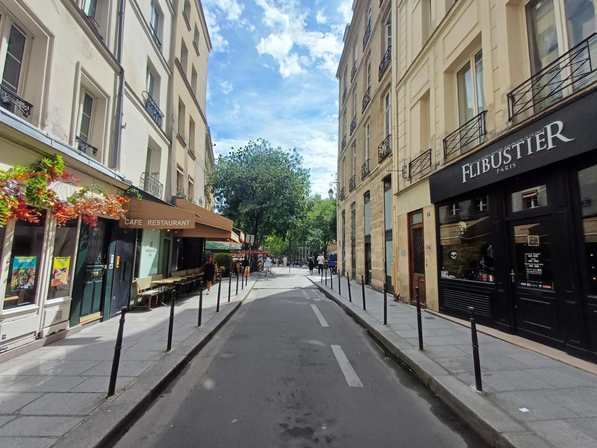 Happy - De Le Marais Paris