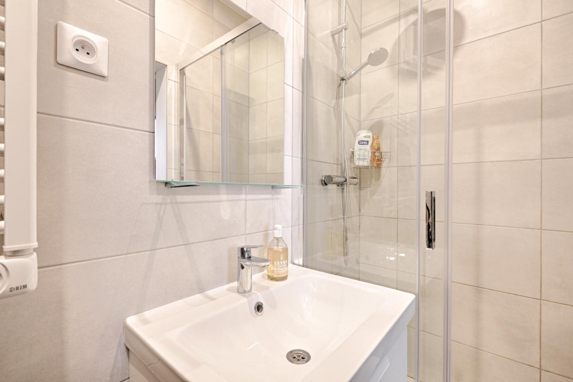 Liege - Saint-lazare, Location Very * Paris