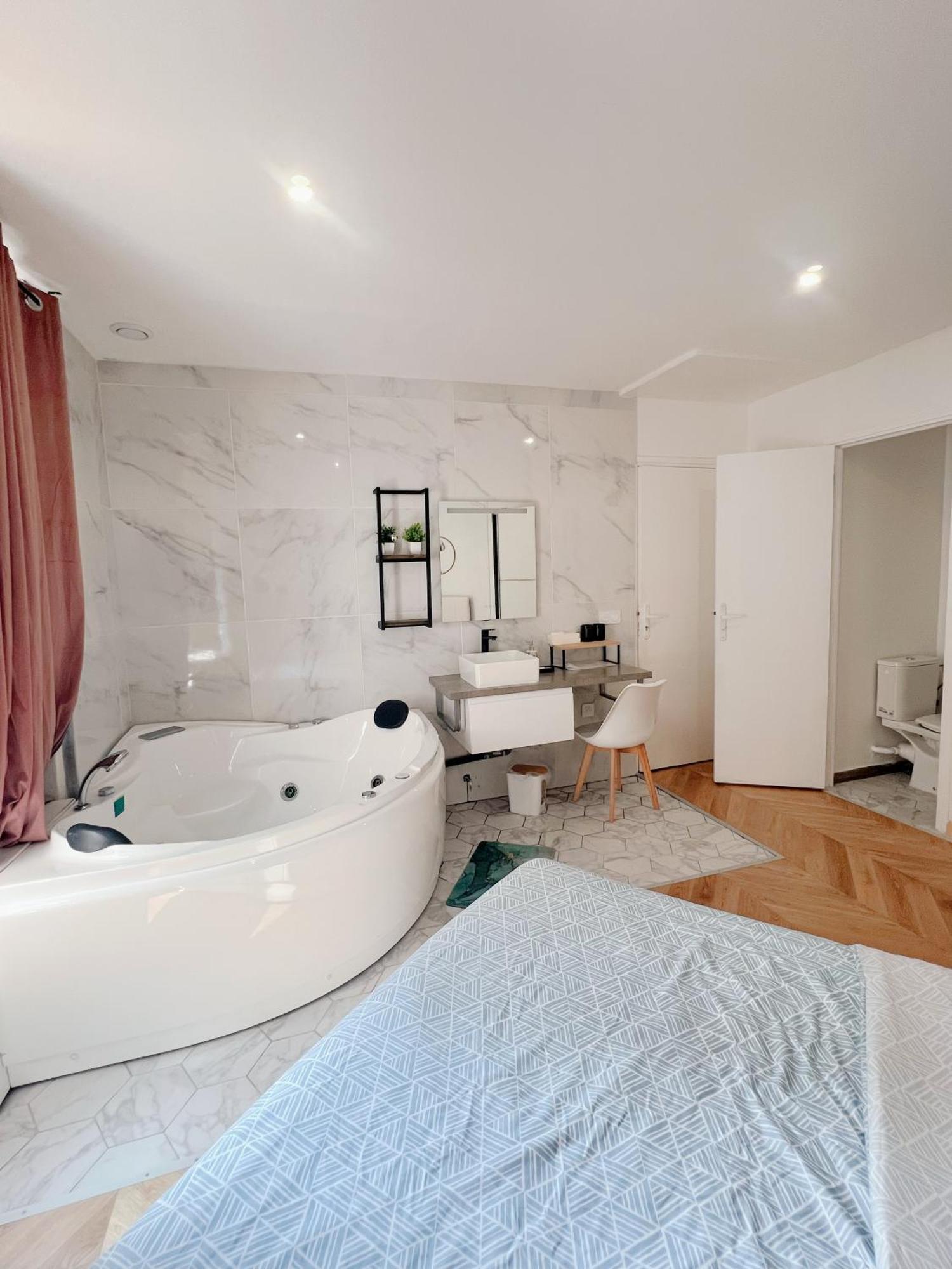 De Luxe Juste A Cote Des Champs-elysees Apartment *