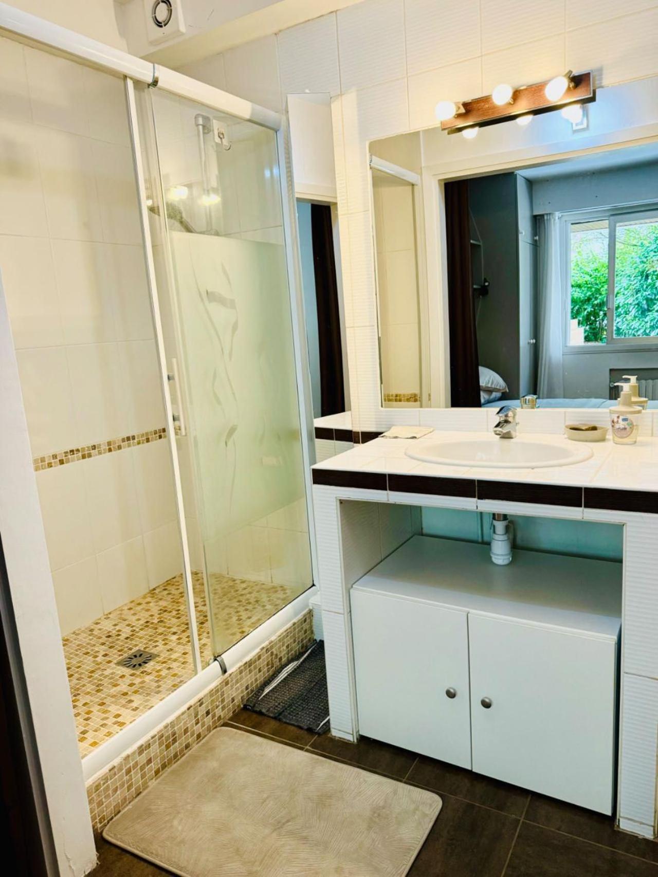 2 Bedrooms Near Tour Eiffel Free Parking High Security *