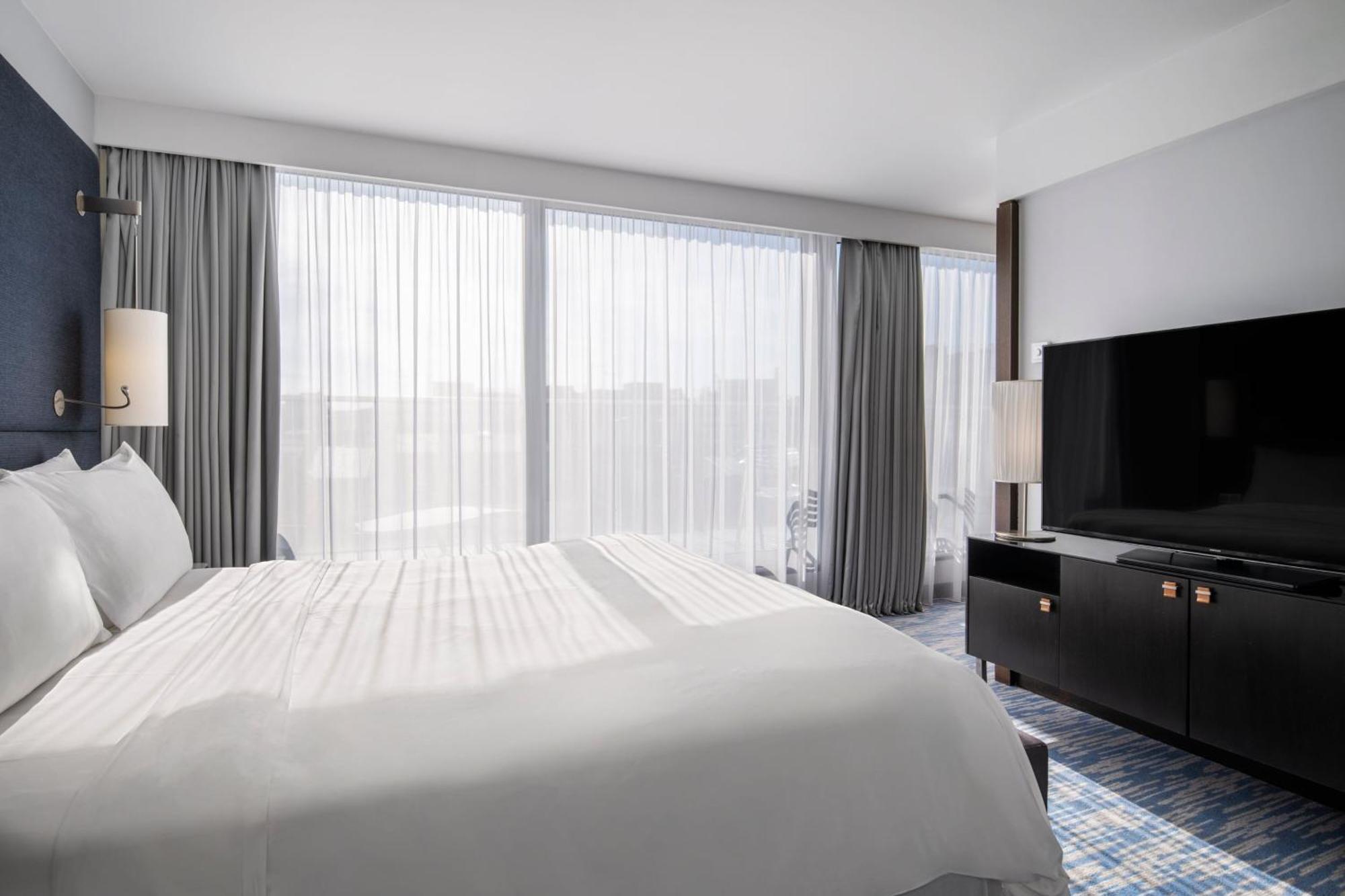 Renaissance Arc De Triomphe 5*