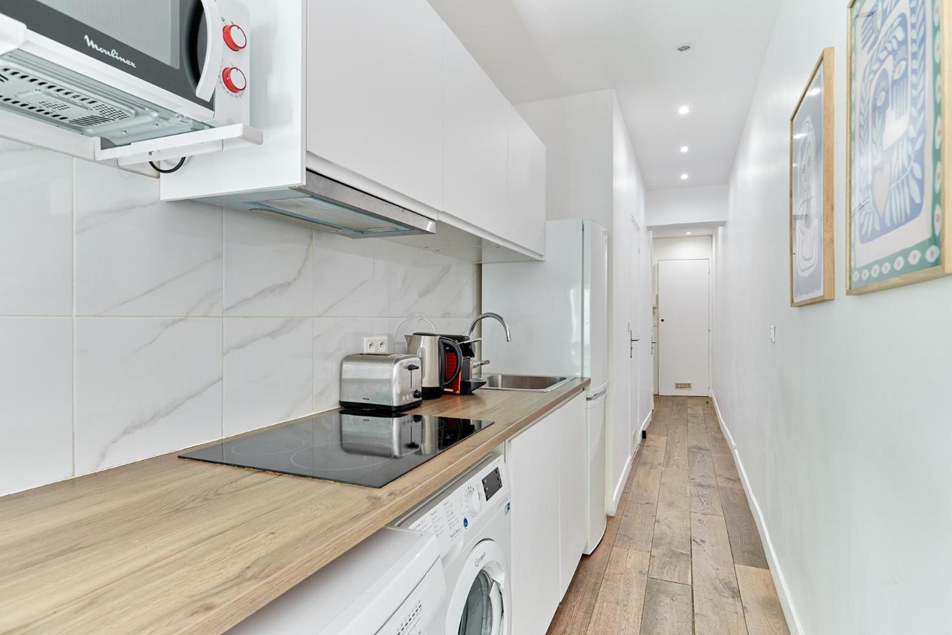 2 Bedrooms Center Of *