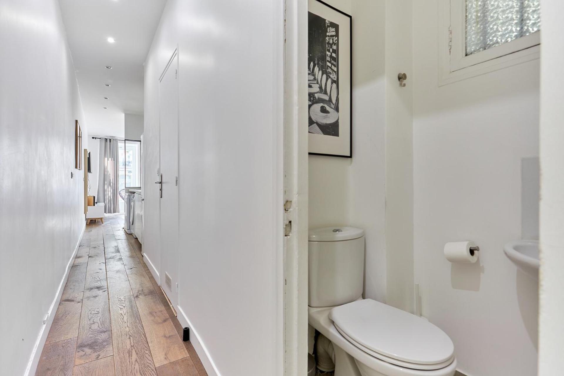 2 Bedrooms Center Of Paris