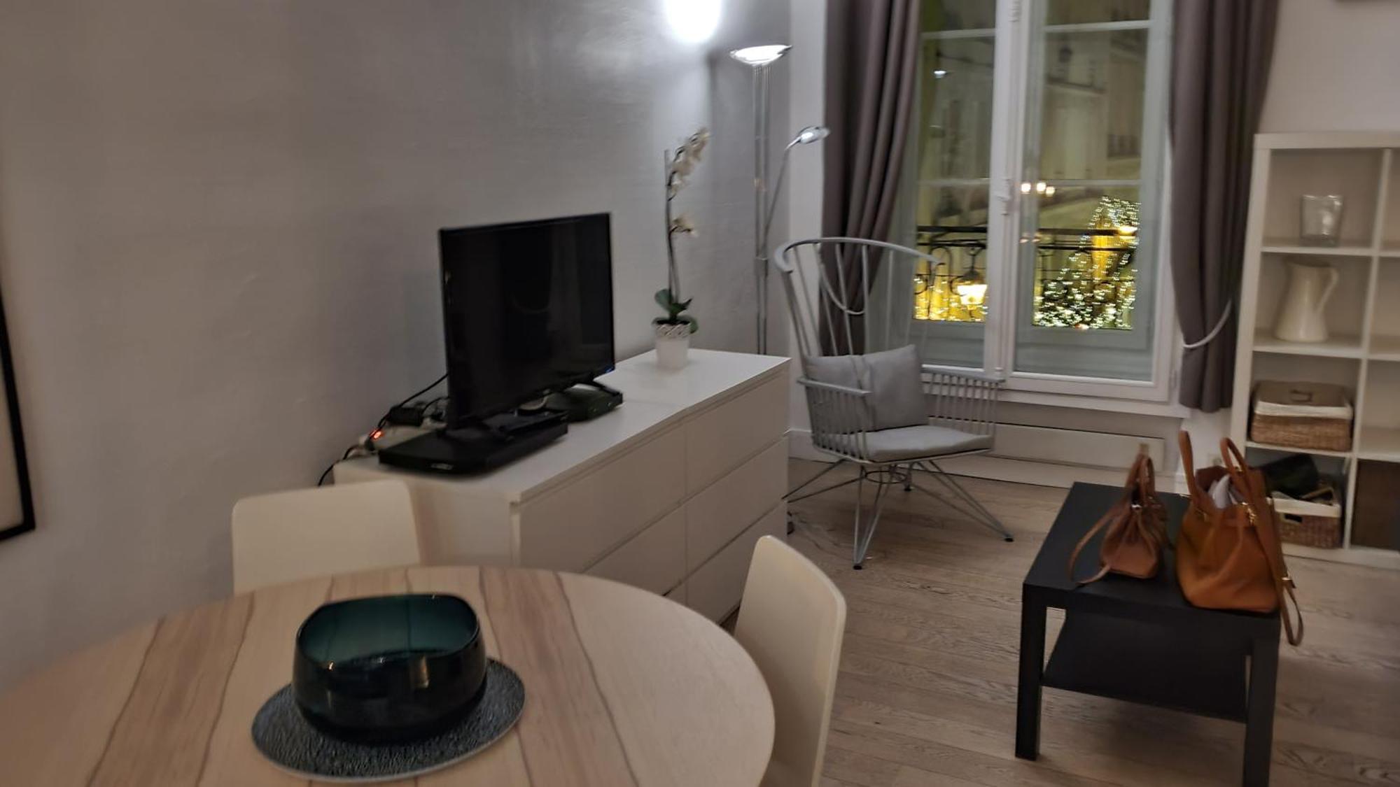 Appartement 1 Minute Gare Montparnasse , Center , Front Metro,close To Eiffel Tour And Louvre Meusm Paris