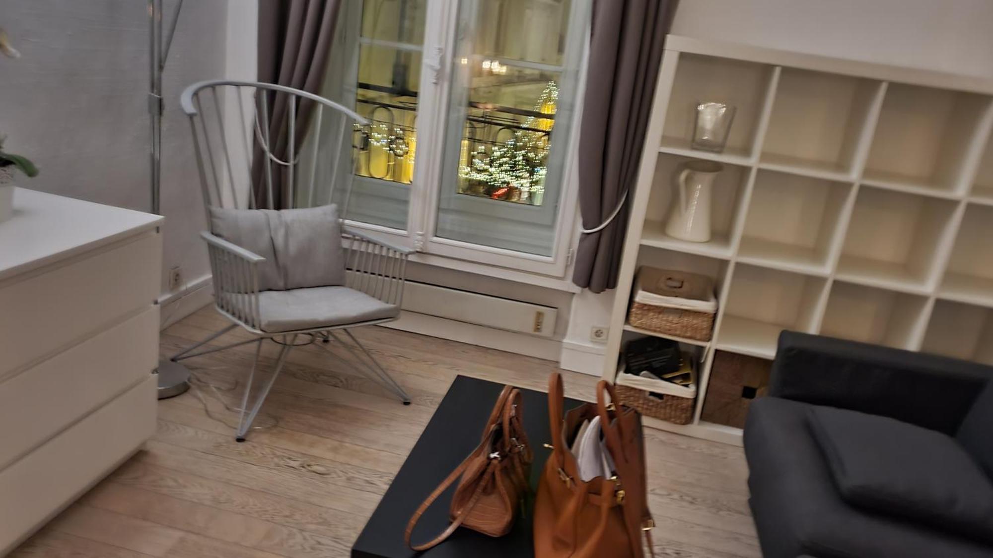 1 Minute Gare Montparnasse , Center , Front Metro,close To Eiffel Tour And Louvre Meusm Appartement *