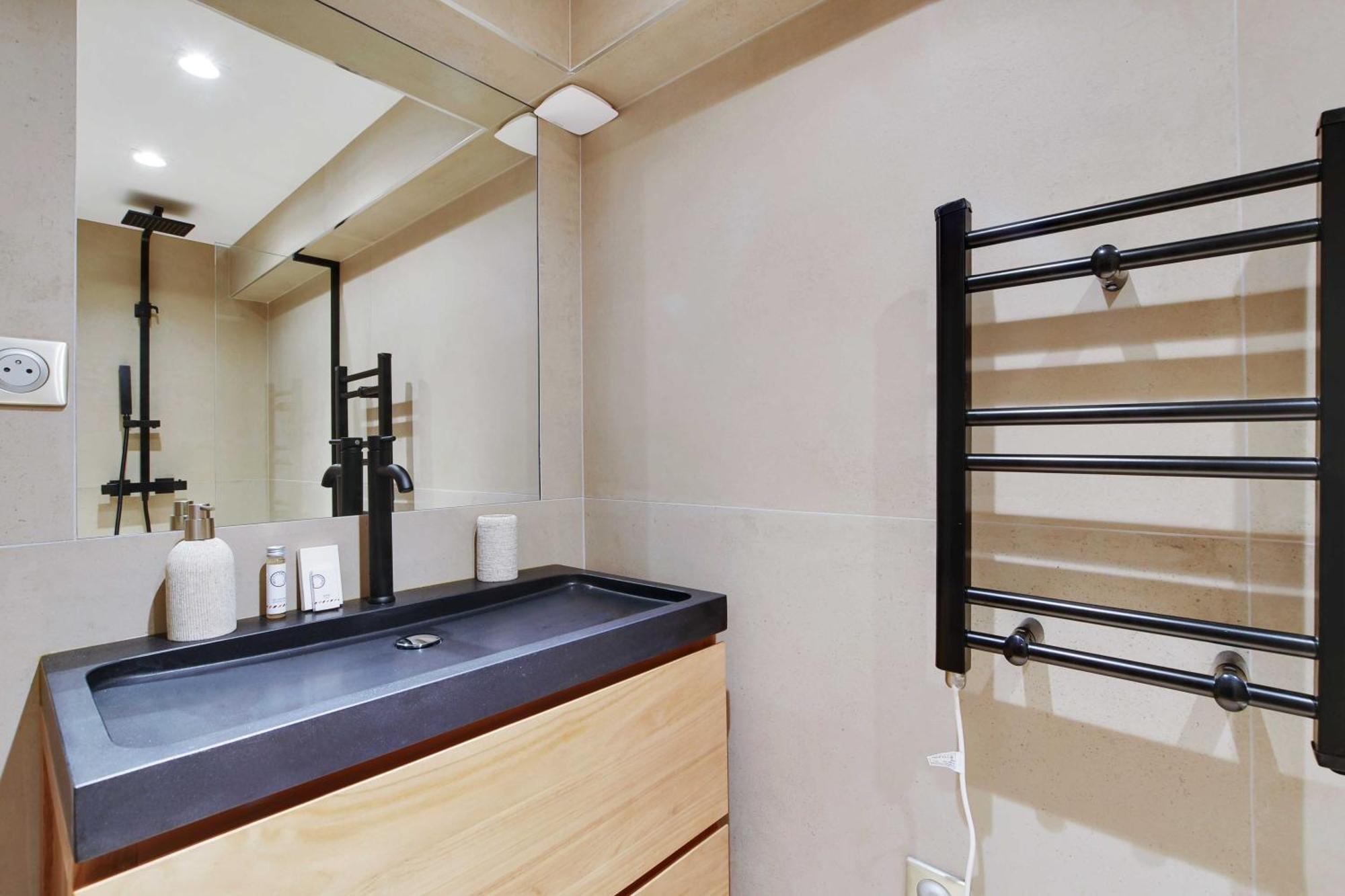 Spacious - 2br-4p - Place De Clichy
