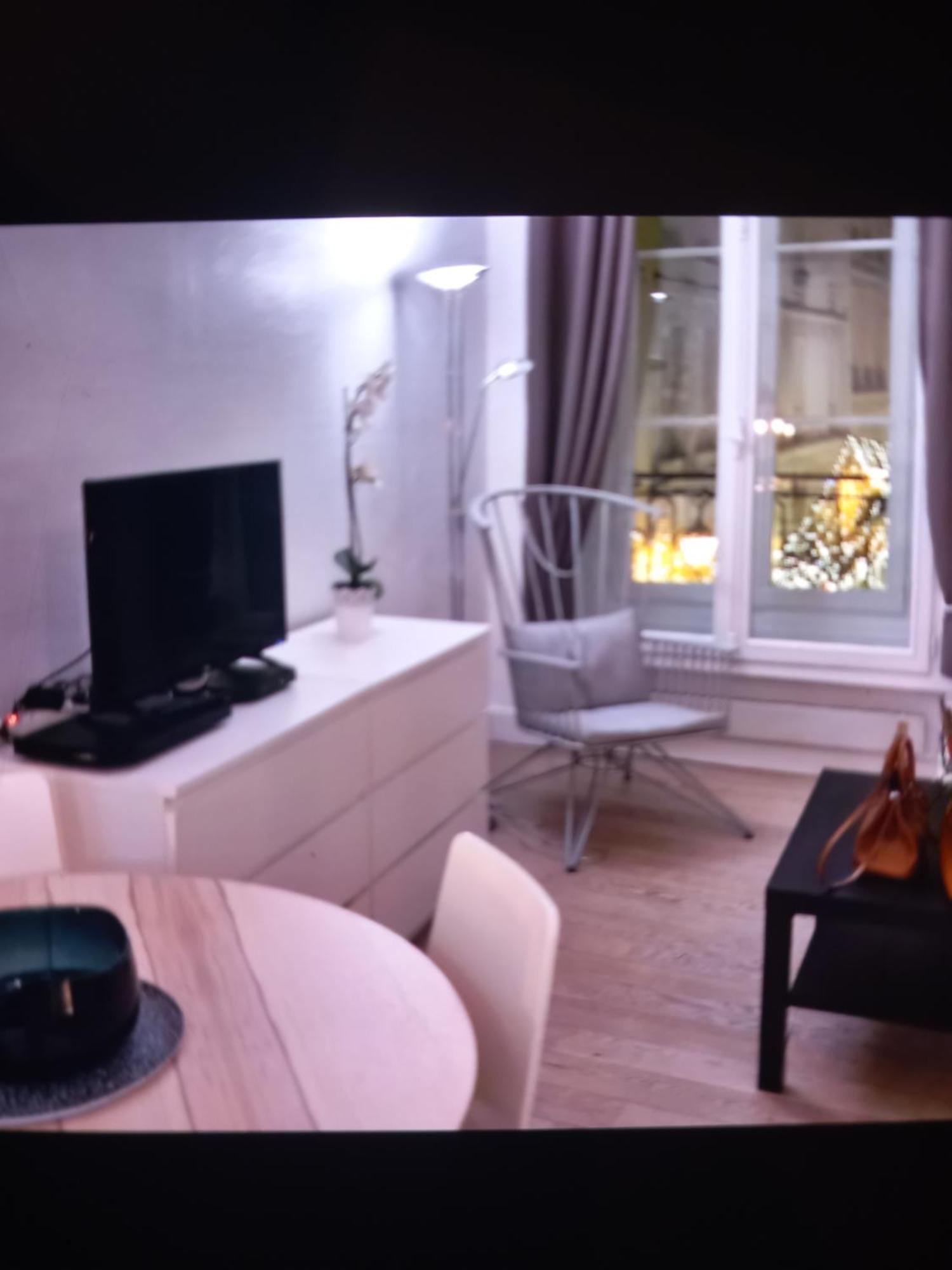Gare Montparnasse,gorgeous Place, Center ,close To Eiffel Tour And Louvre Meusm , Front Metro Homestay Paris
