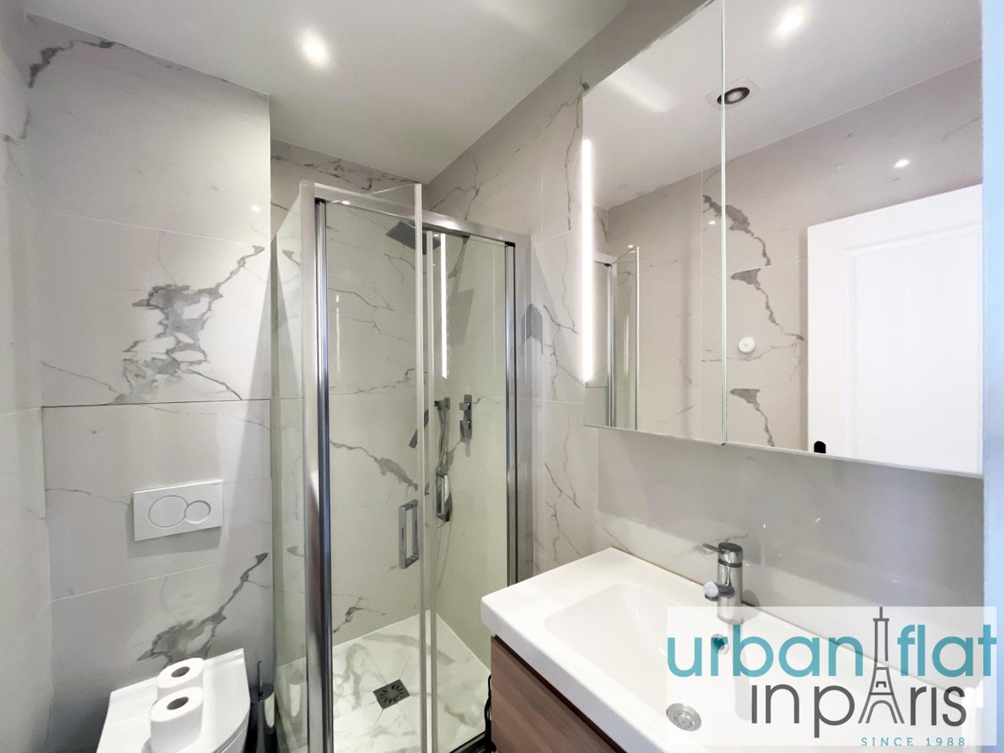 Urban Flat 108 - Classic Parisian 4 Bdr Flat Apartment *