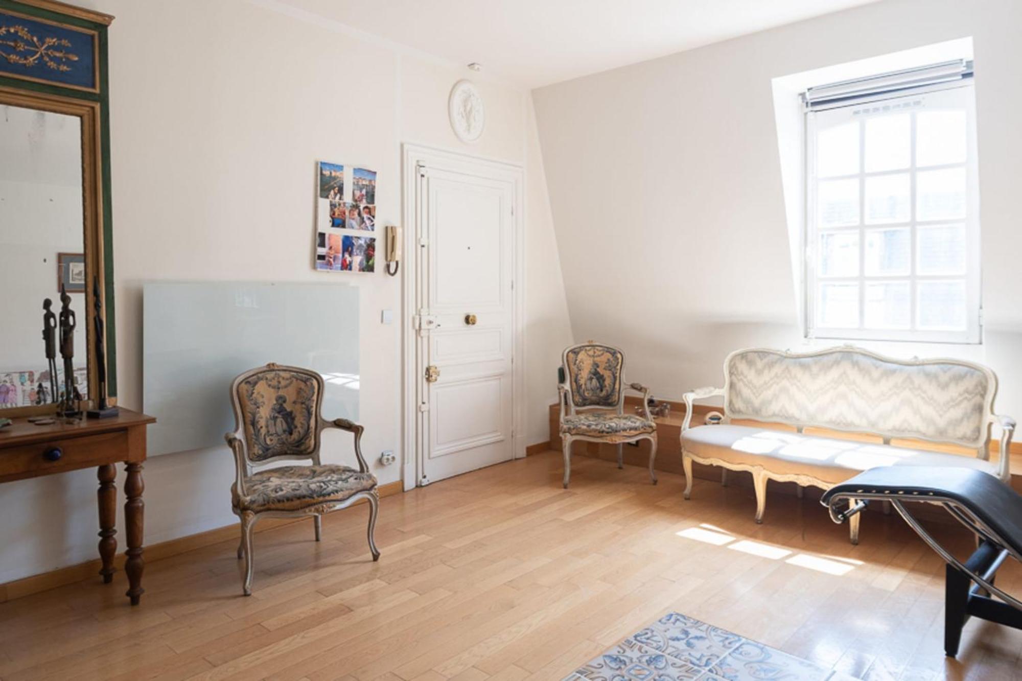 Spacious Cocoon In The Marais Apartment