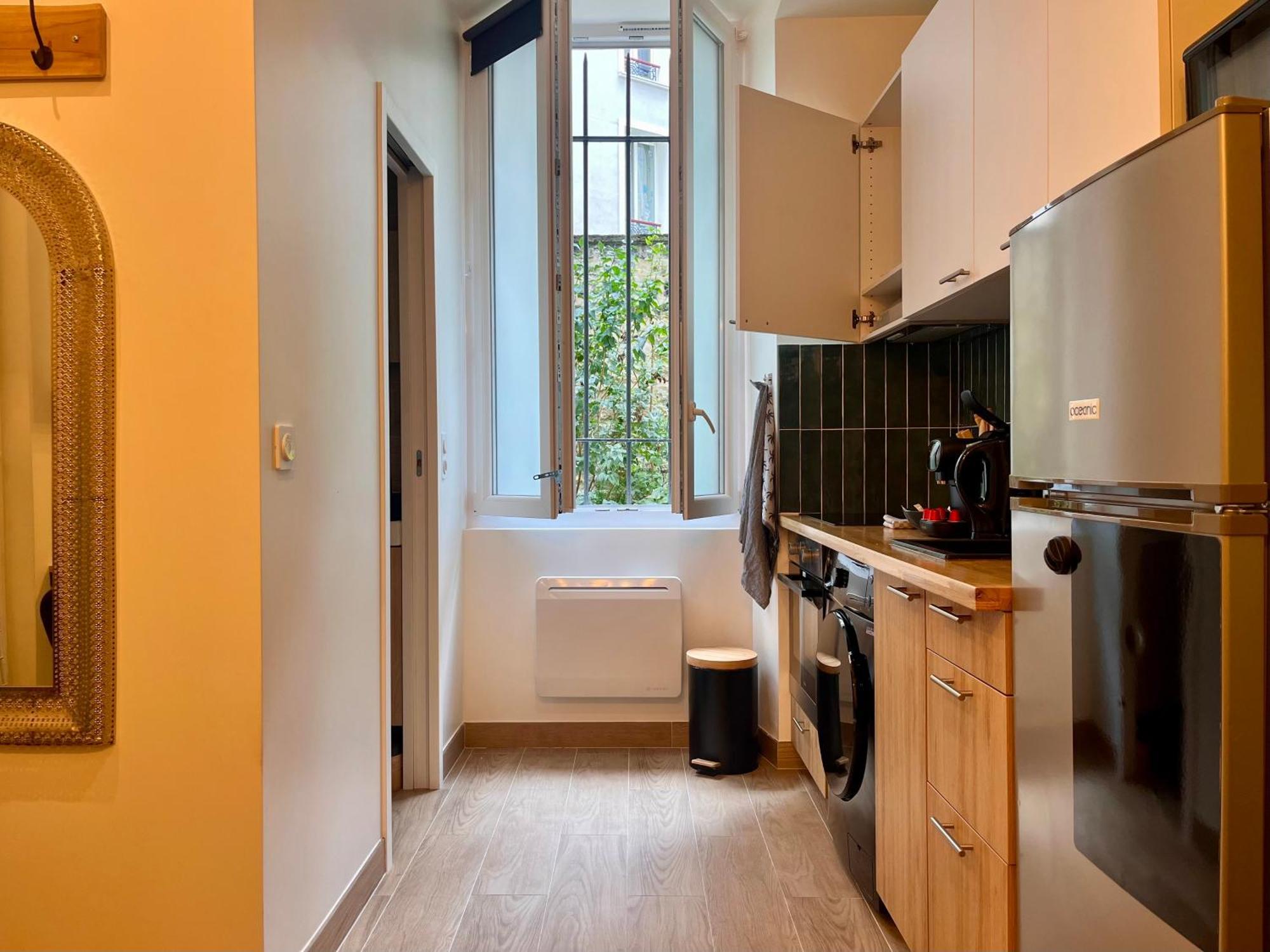 Fully Equipped - 4 Mins From The Metro *