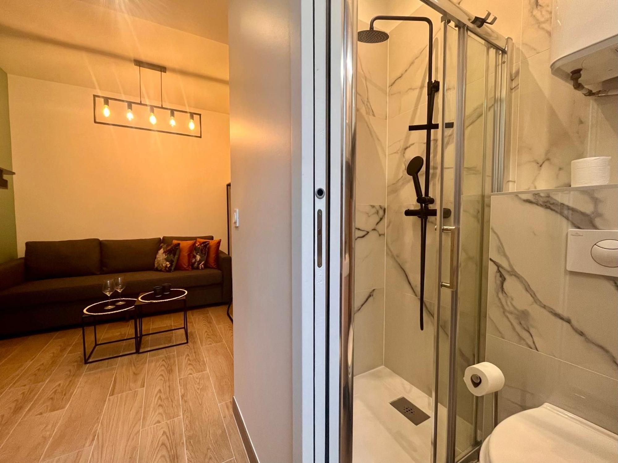 Fully Equipped - 4 Mins From The Metro *