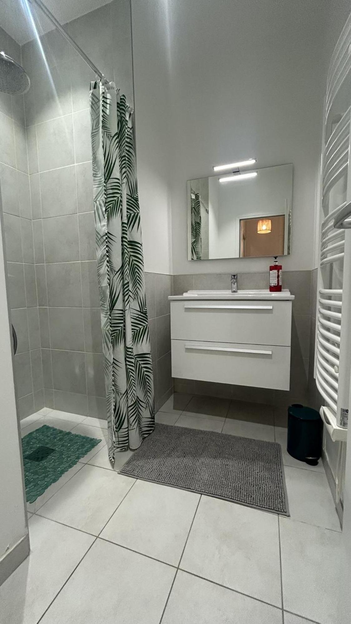Grand Avec Patio A 14eme Apartment