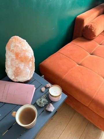 Art House Bastille 2 Bed W Balcony, 11eme Super Trendy Neighbourhood Apartment Paris