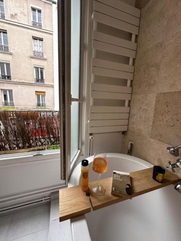 Art House Bastille 2 Bed W Balcony, 11eme Super Trendy Neighbourhood