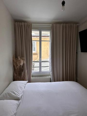 Art House Bastille 2 Bed W Balcony, 11eme Super Trendy Neighbourhood