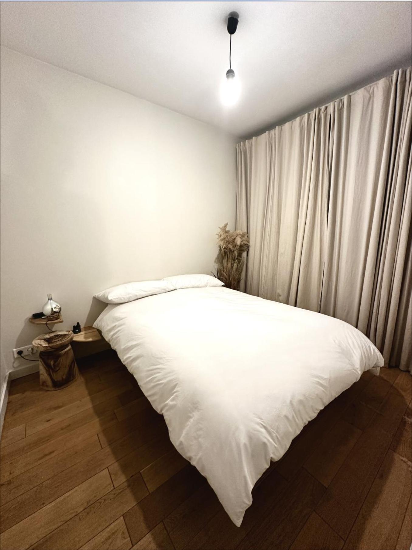 Art House Bastille 2 Bed W Balcony, 11eme Super Trendy Neighbourhood Apartment *