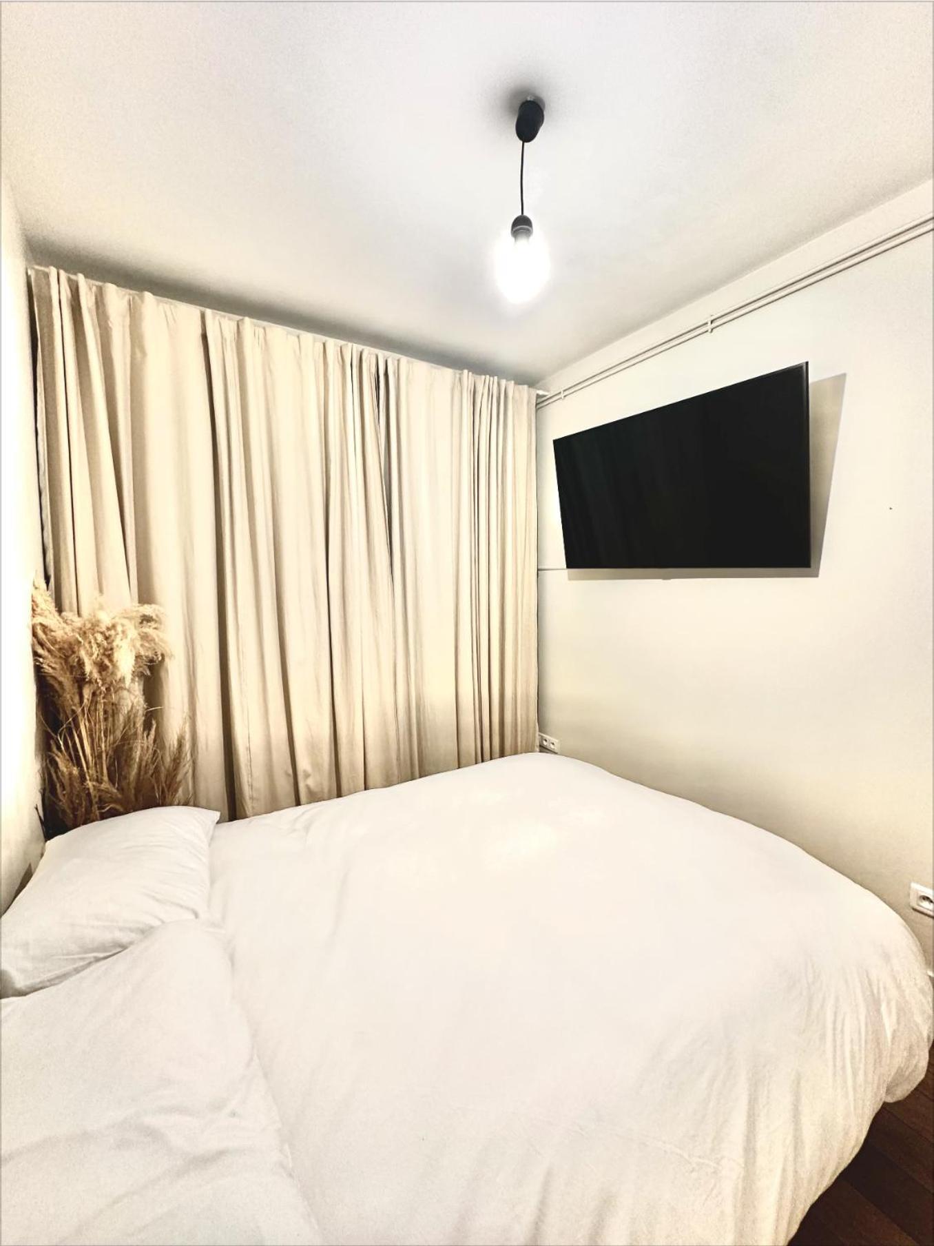 Art House Bastille 2 Bed W Balcony, 11eme Super Trendy Neighbourhood *