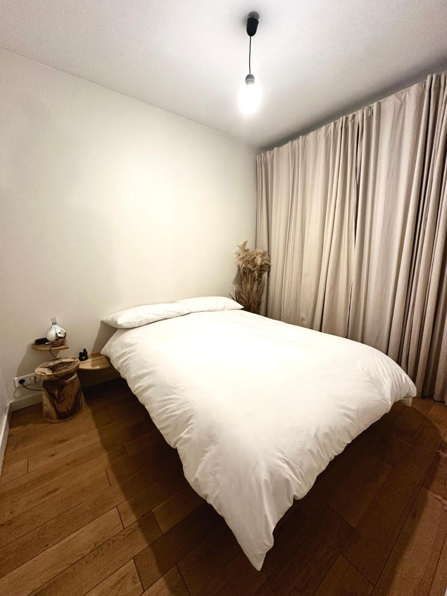 Art House Bastille 2 Bed W Balcony, 11eme Super Trendy Neighbourhood Apartment
