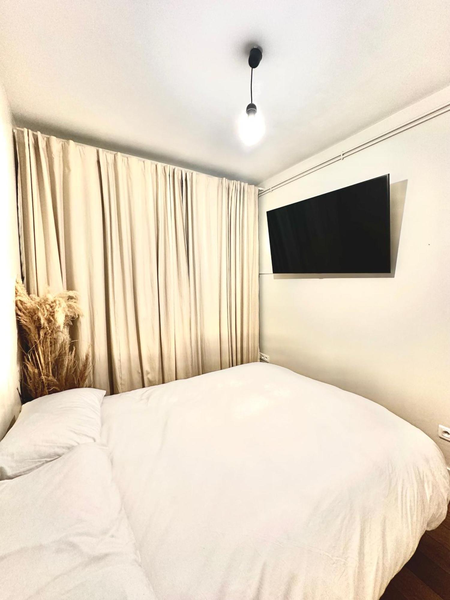 Apartment Art House Bastille 2 Bed W Balcony, 11eme Super Trendy Neighbourhood Paris