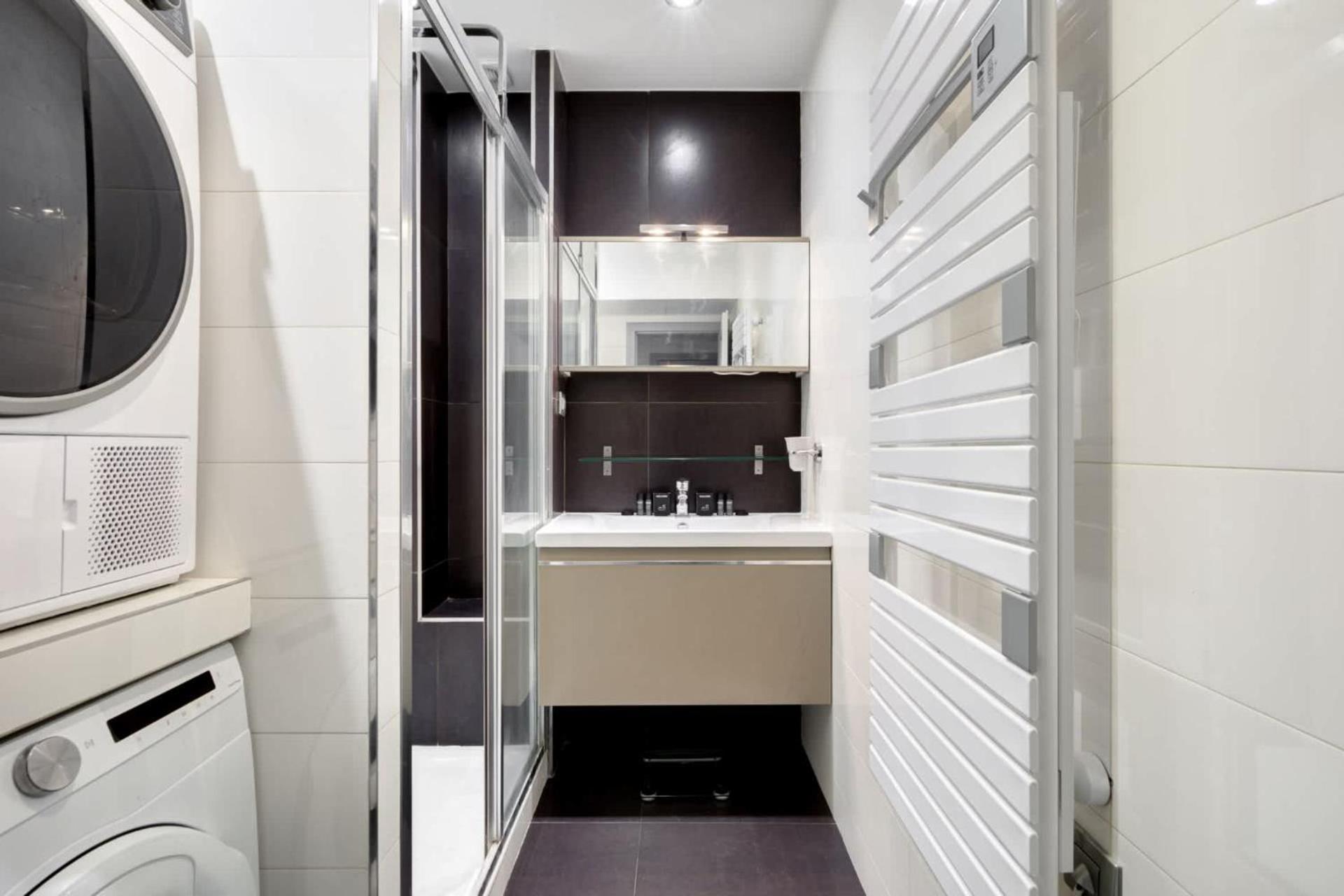 Moderne Avec Cuisine Equipee Et Balcon Appartement Paris