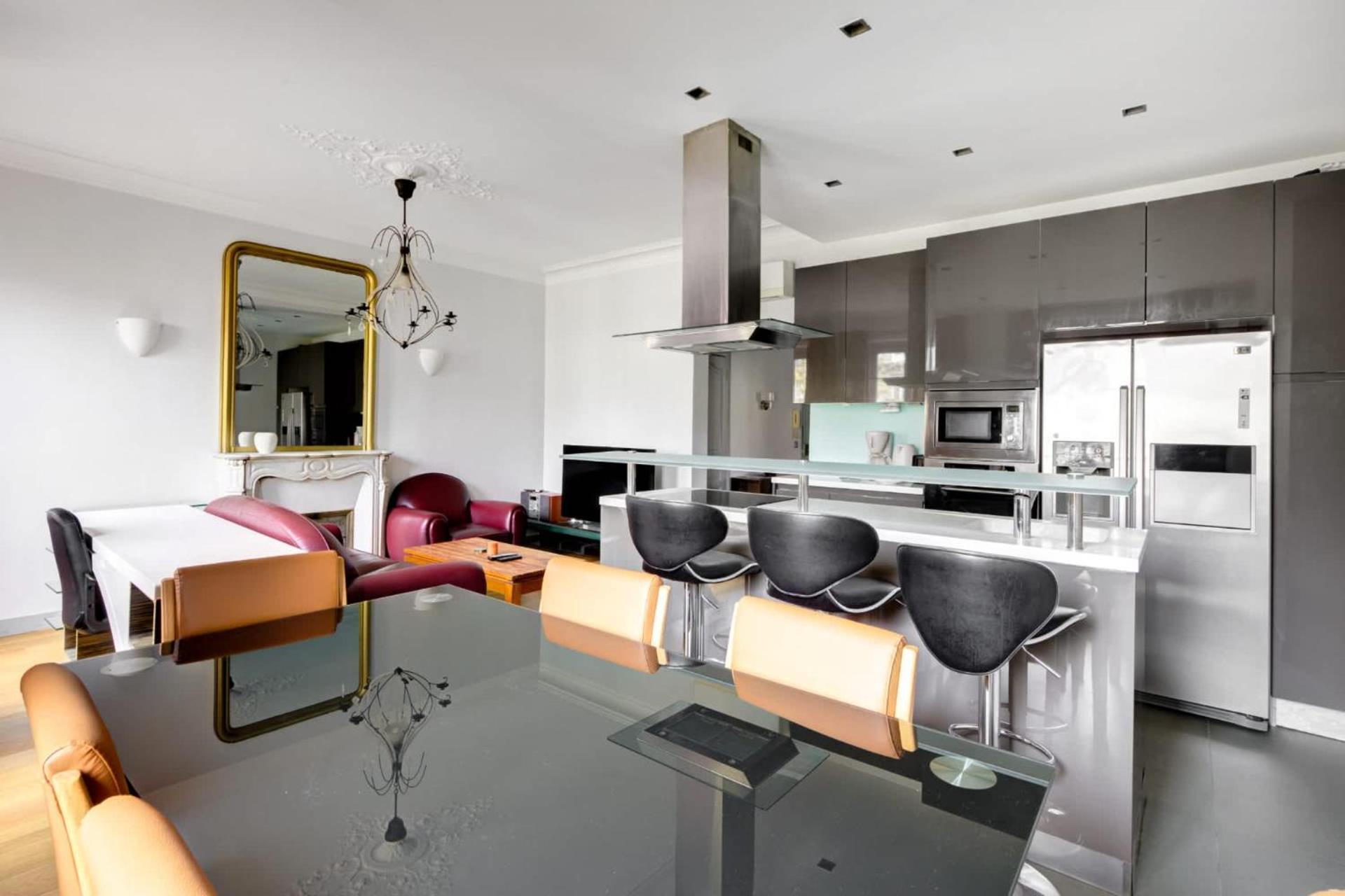 Appartement Moderne Avec Cuisine Equipee Et Balcon Paris