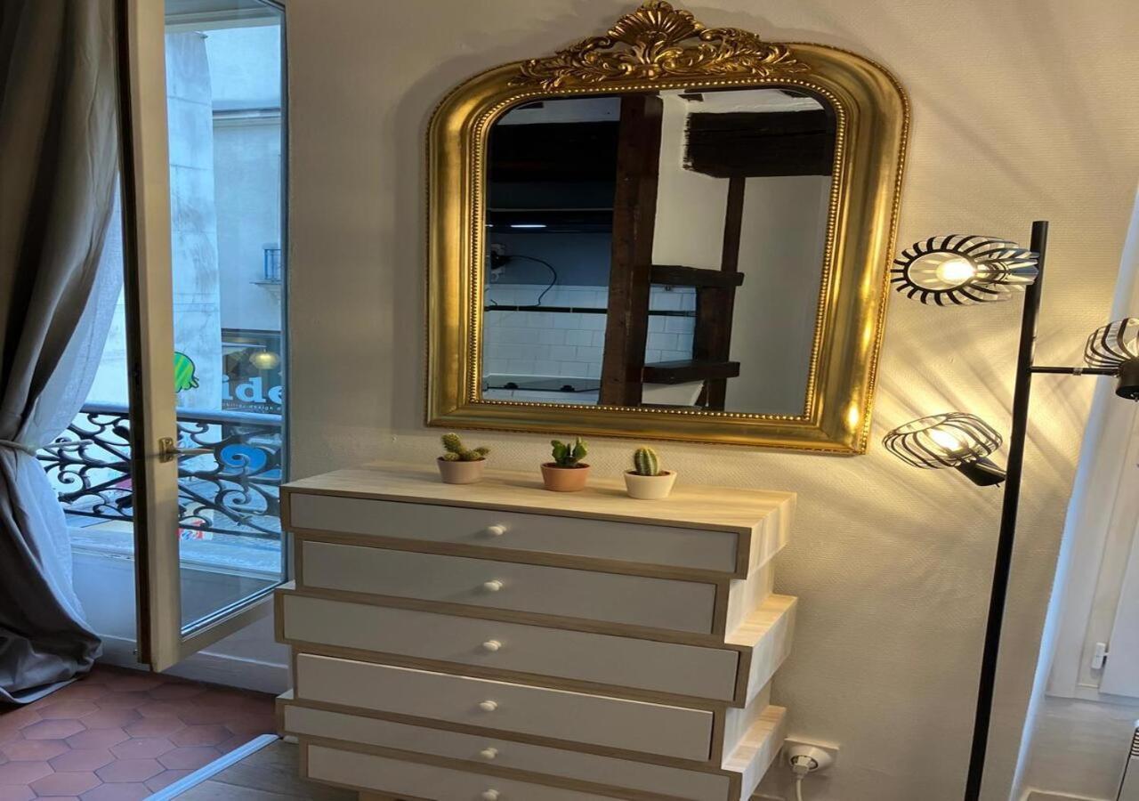 Elegant Retreat By Le Marais Apartment Paris