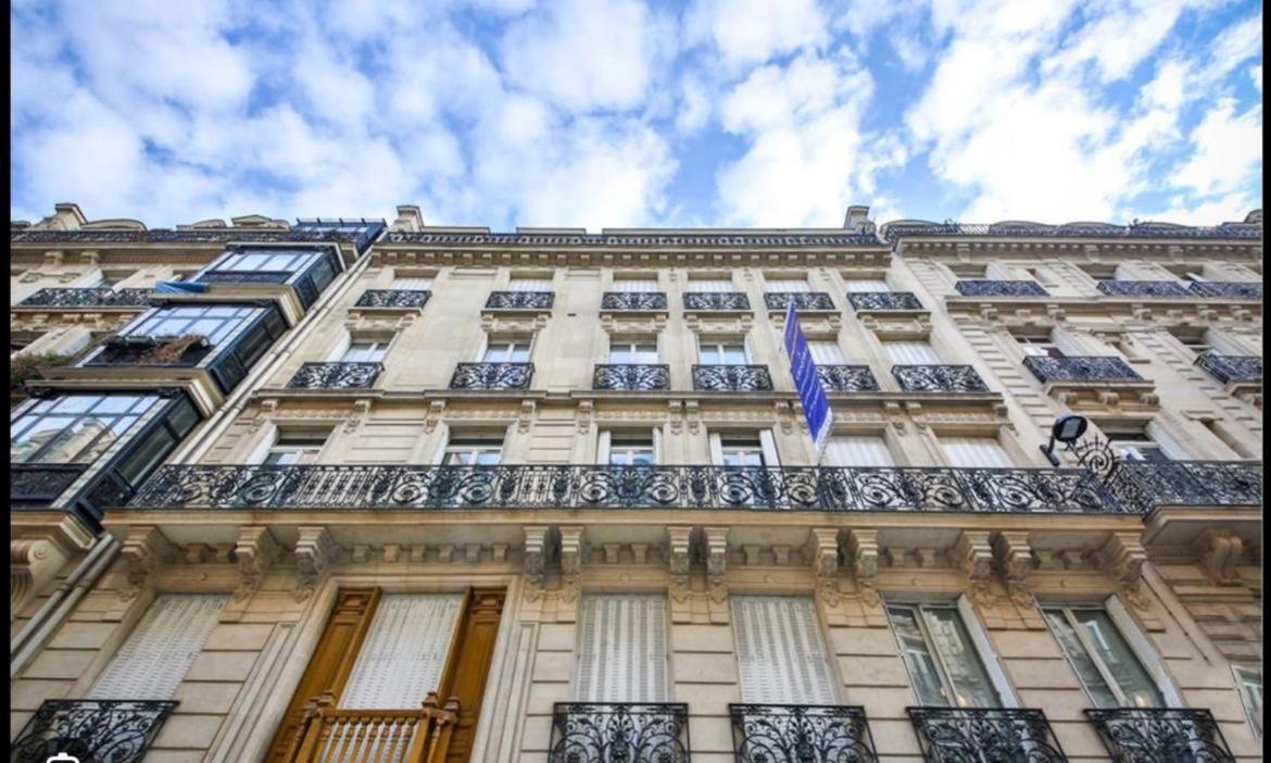 L'avenue Montaigne Paris