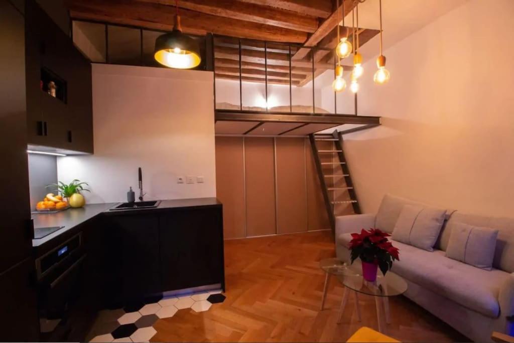Bel Parisien, Typique Du Marais