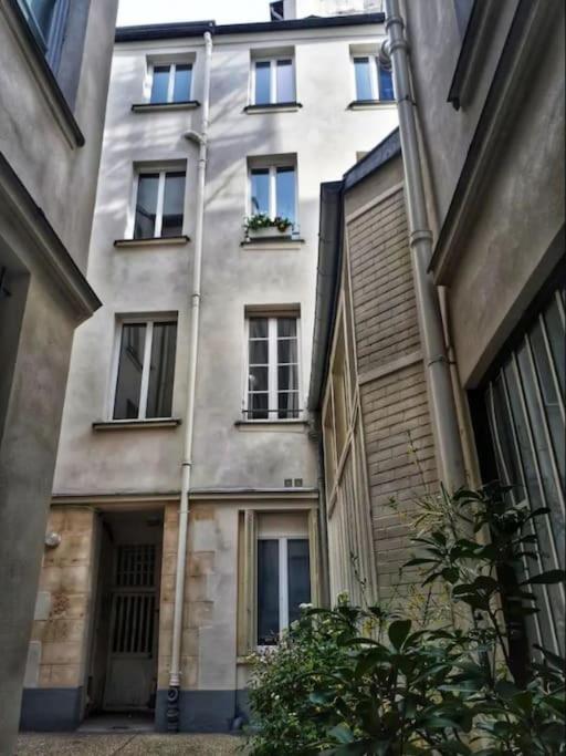 Bel Parisien, Typique Du Marais