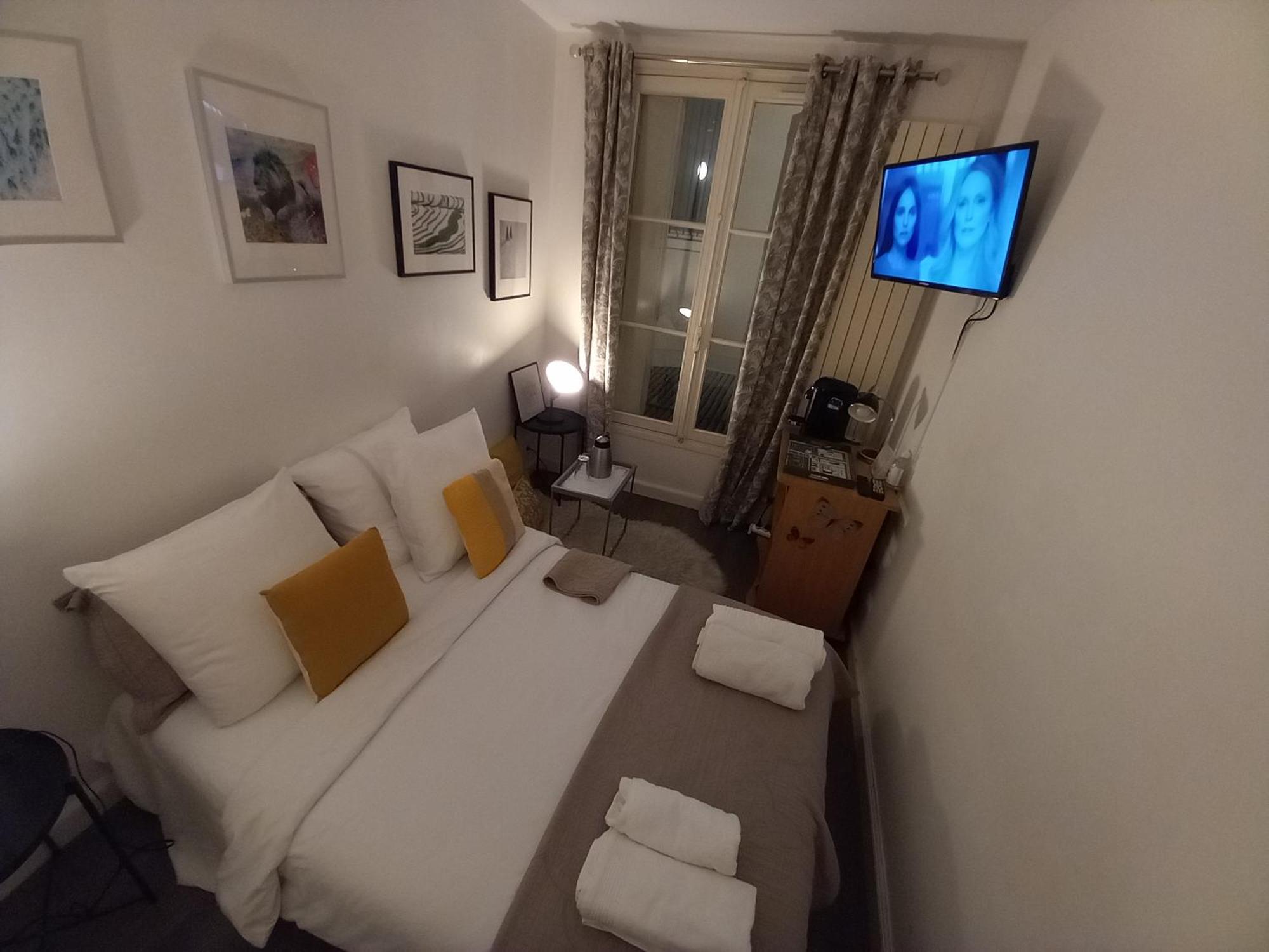 Apartment 1 Minute Gare Montparnasse , Center, Awsome Place, Close To Eiffel Tour And Louvre Meusm , Front Metro Paris