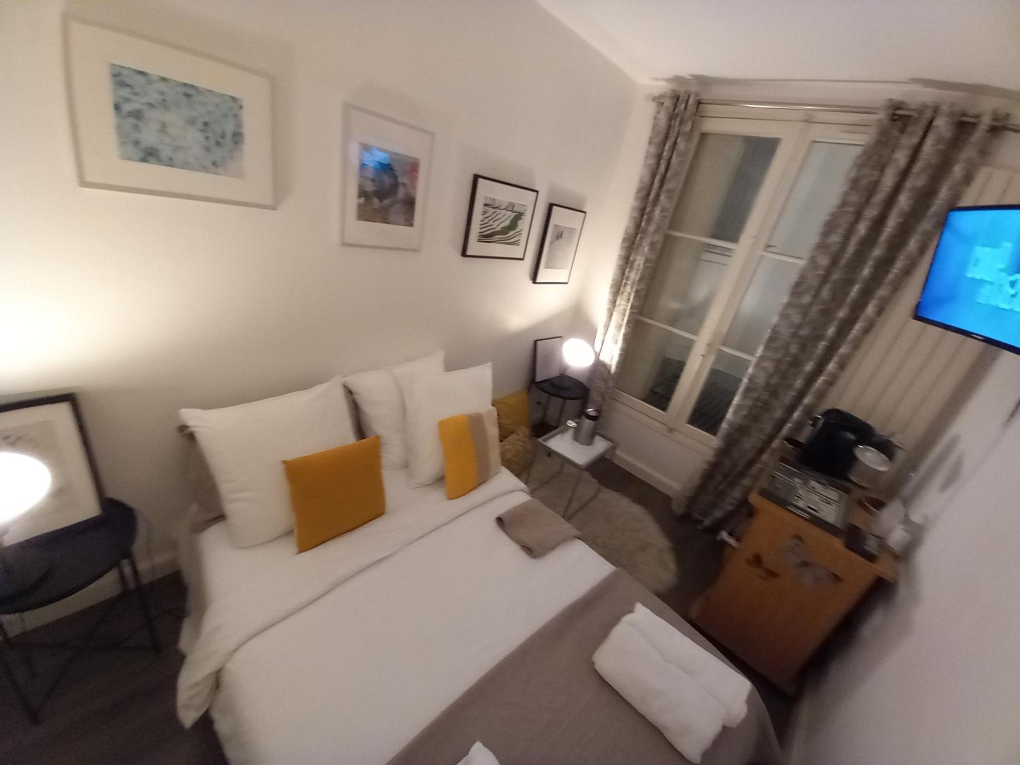 1 Minute Gare Montparnasse , Center, Awsome Place, Close To Eiffel Tour And Louvre Meusm , Front Metro Apartment *