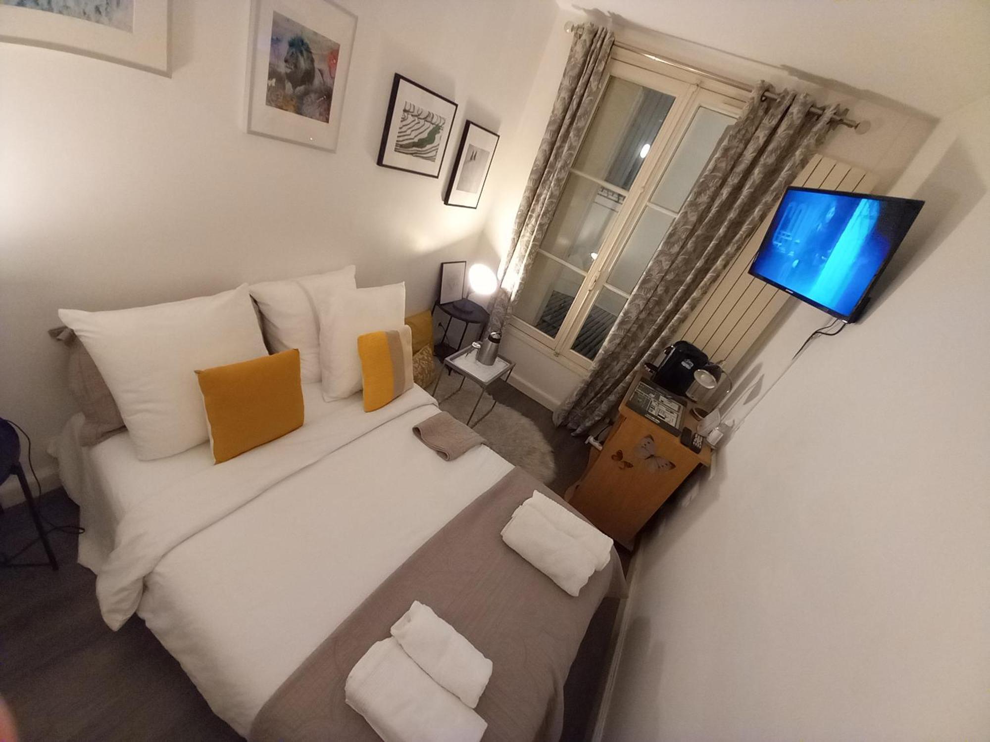 1 Minute Gare Montparnasse , Center, Awsome Place, Close To Eiffel Tour And Louvre Meusm , Front Metro