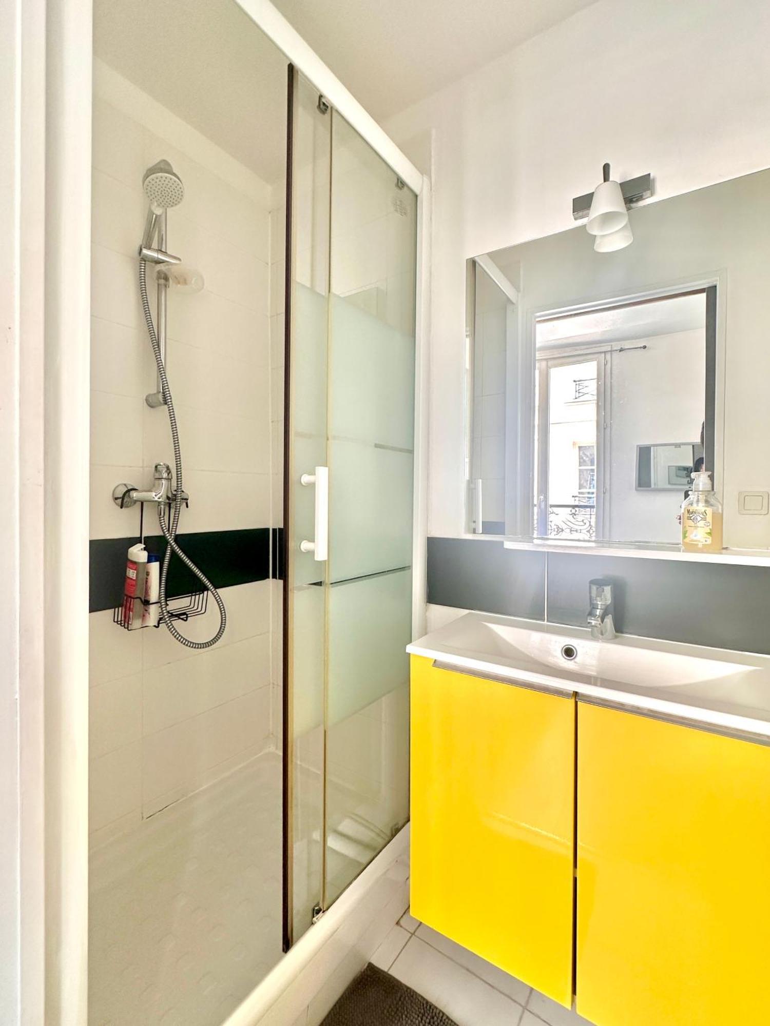 Comfortable And Secure Montmartre Berthe Apartment Paris