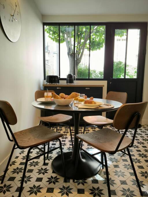 Montmartre En Rez-de-jardin Apartment