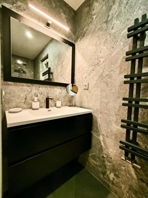 Montmartre En Rez-de-jardin Apartment