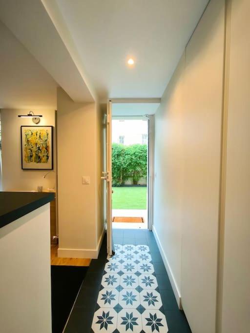 Montmartre En Rez-de-jardin Apartment